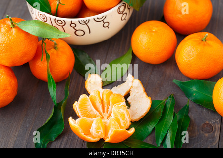 Mandarinen auf hölzernen Hintergrund Stockfoto
