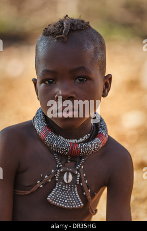 Porträt der Himba junge tragen schicke tribal Halsketten und Frisur im Damaraland, Namibia, Afrika Stockfoto