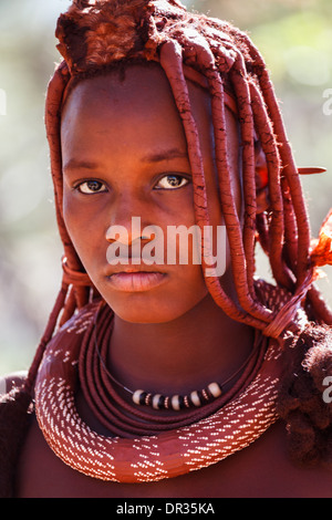 Porträt der jungen Himba-Frau in traditionellem Kopfschmuck und Schmuck Stockfoto