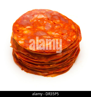 In Scheiben geschnitten, spanische Chorizo-Wurst isoliert auf einem weißen Studio-Hintergrund. Stockfoto