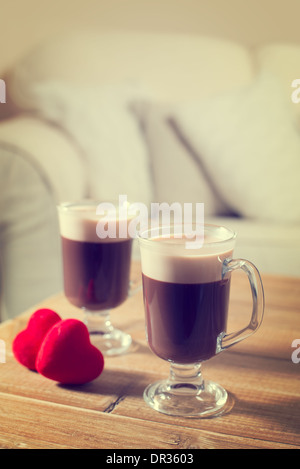 Zwei Valentinstag Irish Kaffee im Wohnzimmer - Vintage-Ton-Effekt Stockfoto