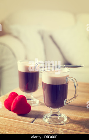 Irish Coffee zum Valentinstag mit roten Herzen - Vintage-Ton-Effekt Stockfoto