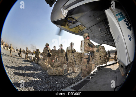 Bereiten Sie Guam Army National Guard, an Bord ein CH-47 Chinook von Camp Phoenix, Kabul, Afghanistan Stockfoto