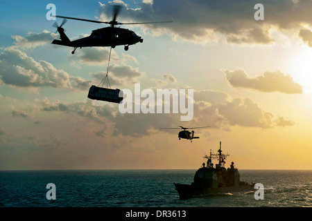 Sea Hawk Hubschrauber Transporte liefert über die geführte Flugkörper Kreuzer USS Gettysburg Stockfoto