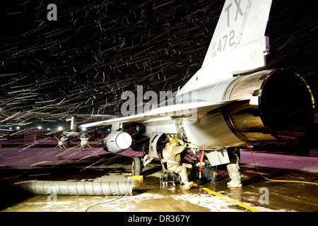 U.S. Air Force-Maintenance-Team arbeitet an einem Flugzeug f-16 Fighting Falcon während eines Schneesturms am Flugplatz Bagram in Afghanistan Stockfoto