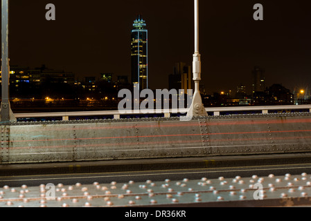 St George Wharf Tower in Vauxhall, West London in der Nacht von Chelsea Bridge gesehen Stockfoto