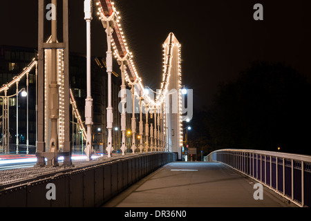 Chelsea Bridge, West London, einer Straßenbrücke Verkehr über der Themse, in der Nacht beleuchtet Stockfoto