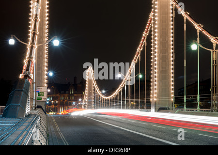 Chelsea Bridge, West London, einer Straßenbrücke Verkehr über der Themse, in der Nacht beleuchtet Stockfoto