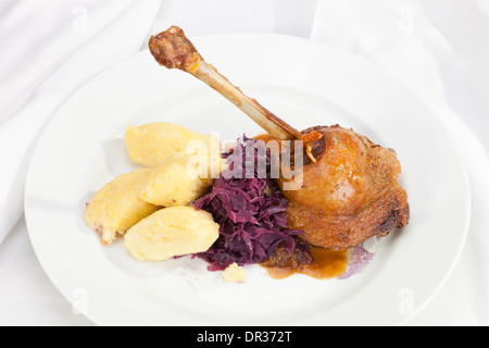 Gebackene Entenkeule mit rotem Kohl und Kartoffel Knödel Stockfoto