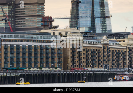 Butlers Wharf, wandte sich Lager Wohnungsbau in Londons Docklands Stockfoto