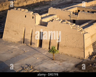 Medinet Habu, die Grabbeigaben Tempel Ramses III wie aus einem Heißluftballon über dem Westufer des Flusses Nil, Luxor, Ägypten Stockfoto