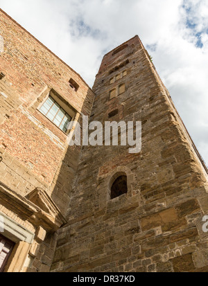 Glockenturm reicht in den Himmel Stockfoto