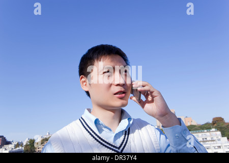 Mitte erwachsenen Mannes telefonieren mit Handy Stockfoto