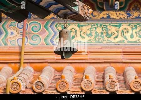 Wind-Glocke in Yonghe-Tempel, auch bekannt als Yonghe Lamasery oder einfach Lama-Tempel in Peking, China Stockfoto