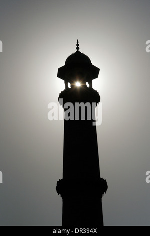 Am späten Nachmittag Sonne durchscheinen eines Taj Mahal Minarette Stockfoto