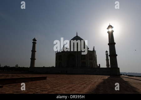 Am späten Nachmittag Sonne durchscheinen eines Taj Mahal Minarette Stockfoto