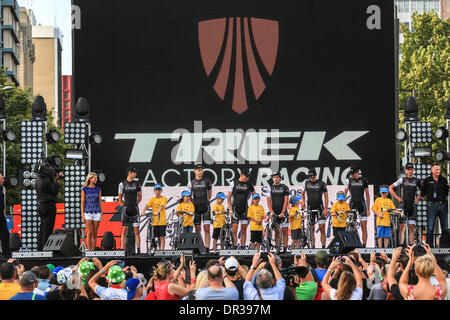 Adelaide, Australien. 18. Januar 2014. TREK FACTORY RACING (LUX) bei der Team-Präsentationen für die 2014 SANTOS Tour Down Under. Bildnachweis: Boris Karpinski/Alamy Live-Nachrichten Stockfoto