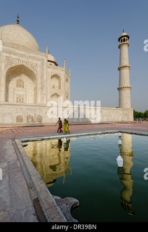 Das Taj Mahal spiegelt sich in den Brunnen-pools Stockfoto