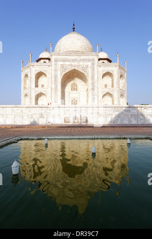Das Taj Mahal spiegelt sich in den Brunnen-pools Stockfoto