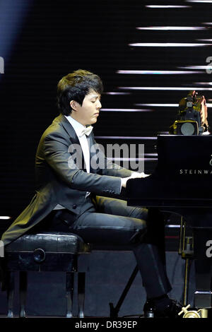 Nanjing, China Jiangsu Provinz. 19. Januar 2014. Chinesischen Pianisten Li Yundi spielt bei der Silvester Konzert in Nanjing, der Hauptstadt der ostchinesischen Provinz Jiangsu, 18. Januar 2014. Bildnachweis: Yan Minhang/Xinhua/Alamy Live-Nachrichten Stockfoto