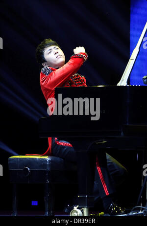 Nanjing, China Jiangsu Provinz. 19. Januar 2014. Chinesischen Pianisten Li Yundi spielt bei der Silvester Konzert in Nanjing, der Hauptstadt der ostchinesischen Provinz Jiangsu, 18. Januar 2014. Bildnachweis: Yan Minhang/Xinhua/Alamy Live-Nachrichten Stockfoto