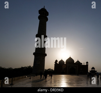 Menschen und das Taj Mahal gegen die späte Nachmittagssonne Stockfoto