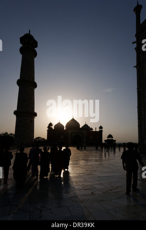 Menschen und das Taj Mahal gegen die späte Nachmittagssonne Stockfoto