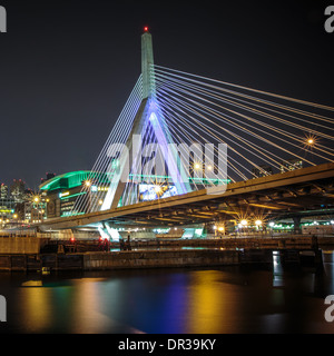 Leonard P. Zakim Bunker Hill Bridge und dem TD Garden Center in Boston, MA, Vereinigte Staaten Stockfoto