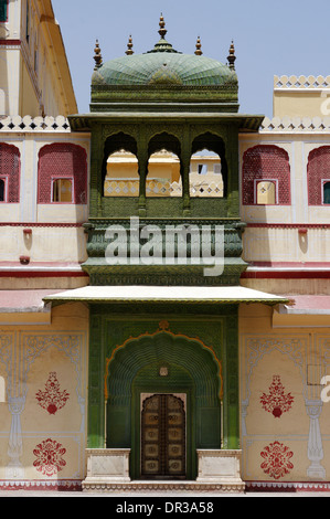 Exquisite Gemälde und Schnitzereien in den Türen des Stadtschlosses Jaipur, Rajasthan, Indien Stockfoto