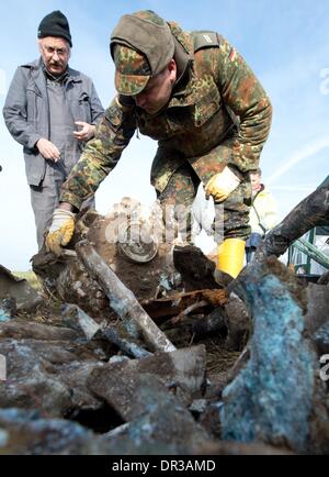 Stockstadt, Deutschland. 18. Januar 2014. Ein Team von Freiwilligen und Reservisten der Bundeswehr erholen ein US-Kampfflugzeug der Welt von Weltkrieg zwei auf einem Feld in der Nähe von Stockstadt, Deutschland, 18. Januar 2014. Das p-47 "Thunderbolt" Flugzeug stürzte dieses in das Feld aus großer Höhe im Frühjahr 1945. Experten glauben der Pilot bei dem Absturz gestorben zu sein. Foto: BORIS ROESSLER/Dpa/Alamy Live News Stockfoto