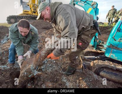 Stockstadt, Deutschland. 18. Januar 2014. Ein Team von Freiwilligen und Reservisten der Bundeswehr erholen ein US-Kampfflugzeug der Welt von Weltkrieg zwei auf einem Feld in der Nähe von Stockstadt, Deutschland, 18. Januar 2014. Das p-47 "Thunderbolt" Flugzeug stürzte dieses in das Feld aus großer Höhe im Frühjahr 1945. Experten glauben der Pilot bei dem Absturz gestorben zu sein. Hier erholen, die Helfer einen Propeller. Foto: BORIS ROESSLER/Dpa/Alamy Live News Stockfoto