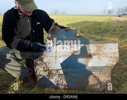 Stockstadt, Deutschland. 18. Januar 2014. Ein Team von Freiwilligen und Reservisten der Bundeswehr erholen ein US-Kampfflugzeug der Welt von Weltkrieg zwei auf einem Feld in der Nähe von Stockstadt, Deutschland, 18. Januar 2014. Das p-47 "Thunderbolt" Flugzeug stürzte dieses in das Feld aus großer Höhe im Frühjahr 1945. Experten glauben der Pilot bei dem Absturz gestorben zu sein. Foto: BORIS ROESSLER/Dpa/Alamy Live News Stockfoto