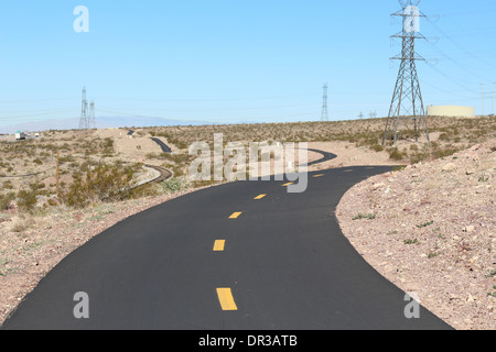 Befestigten Wanderweg, kurvenreiche Straße durch die Berge Stockfoto