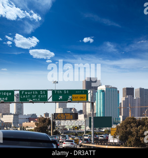 San Francisco Stadtverkehr in der Rush Hour mit Skyline der Innenstadt Kalifornien USA Stockfoto