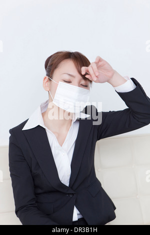 Junge Geschäftsfrau, tragen von Schutzmasken Stockfoto