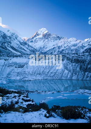 Sonnenuntergang fällt über Aoraki/Mount Cook und Mueller See von Kea Point; Aoraki/Mount Cook Nationalpark, Neuseeland. Stockfoto