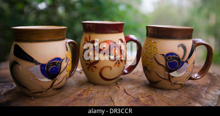 Dekorative und einzigartige handgefertigte Kaffeebecher mit stark verzierten und bunten Motiven der australischen Flora und fauna Stockfoto