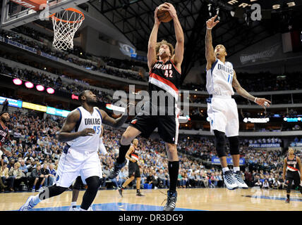 18. Januar 2014: Portland Trail Blazers Center Robin Lopez #42 bei einem NBA-Spiel zwischen den Portland Trail Blazers und die Dallas Mavericks das American Airlines Center in Dallas, TX Portland gegen Dallas 127-111 Stockfoto