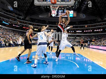 18. Januar 2014: Portland Trail Blazers Center Robin Lopez #42 bei einem NBA-Spiel zwischen den Portland Trail Blazers und die Dallas Mavericks das American Airlines Center in Dallas, TX Portland gegen Dallas 127-111 Stockfoto