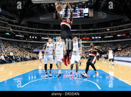 18. Januar 2014: Portland Trail Blazers macht, die nach vorne Thomas Robinson #41 bei einem NBA-Spiel zwischen den Portland Trail Blazers und die Dallas Mavericks das American Airlines Center in Dallas, TX Portland dunks besiegte Dallas 127-111 Stockfoto