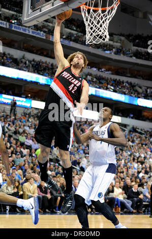18. Januar 2014: Portland Trail Blazers Center Robin Lopez #42 bei einem NBA-Spiel zwischen den Portland Trail Blazers und die Dallas Mavericks das American Airlines Center in Dallas, TX Portland gegen Dallas 127-111 Stockfoto