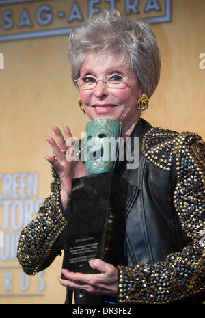 Los Angeles, USA. 19. Januar 2014. Schauspielerin Rita Moreno, Empfänger von der Screen Actors Guild Life Achievement Award, stellt im Presseraum während der 20. Annual Screen Actors Guild Awards am im Shrine Auditorium in Los Angeles, Kalifornien, USA, 18. Januar 2014. Bildnachweis: Yang Lei/Xinhua/Alamy Live-Nachrichten Stockfoto