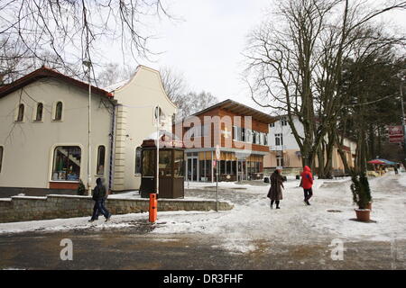 Swetlogorsk, Russland 18. Januar 2013 Menschen genießen Sie kalten Samstag Tag über die gefrorene Ostsee Mäntel in Swetlogorsk Resort, Oblast Kaliningrad, Russland-Credit: Michal Fludra/Alamy Live News Stockfoto