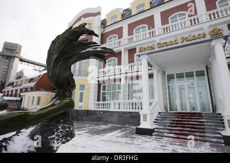 Swetlogorsk, Russland 18. Januar 2013 Menschen genießen Sie kalten Samstag Tag über die gefrorene Ostsee Mäntel in Swetlogorsk Resort, Oblast Kaliningrad, Russland-Credit: Michal Fludra/Alamy Live News Stockfoto