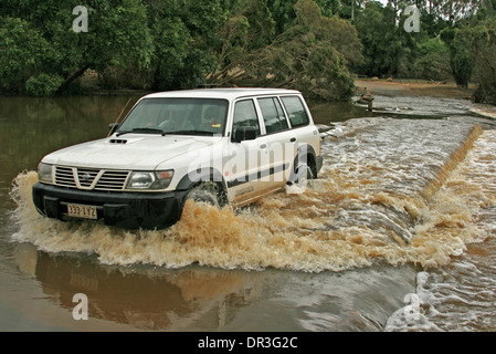 4 Rad Antrieb Fahrzeug Kreuzung überflutet Kolan Fluss Damm in der Nähe von Bundaberg Queensland bei geschlossenen Straßenschild errichtet worden war Stockfoto