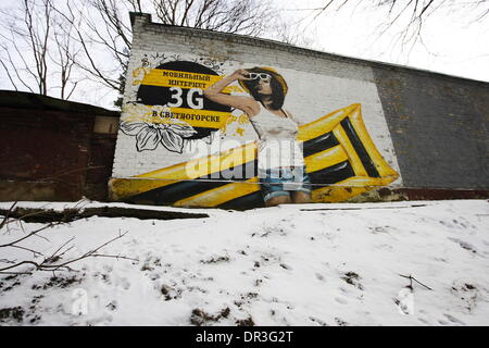 Swetlogorsk, Russland 18. Januar 2013 Menschen genießen Sie kalten Samstag Tag über die gefrorene Ostsee Mäntel in Swetlogorsk Resort, Oblast Kaliningrad, Russland-Credit: Michal Fludra/Alamy Live News Stockfoto