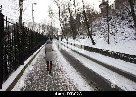 Swetlogorsk, Russland 18. Januar 2013 Menschen genießen Sie kalten Samstag Tag über die gefrorene Ostsee Mäntel in Swetlogorsk Resort, Oblast Kaliningrad, Russland-Credit: Michal Fludra/Alamy Live News Stockfoto