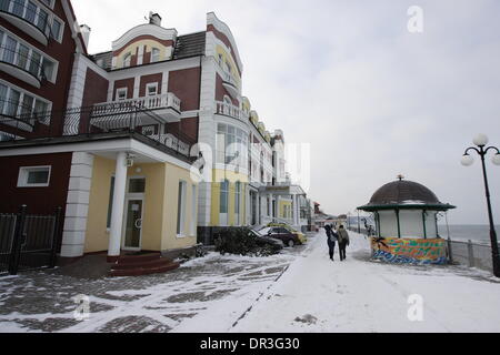 Swetlogorsk, Russland 18. Januar 2013 Menschen genießen Sie kalten Samstag Tag über die gefrorene Ostsee Mäntel in Swetlogorsk Resort, Oblast Kaliningrad, Russland-Credit: Michal Fludra/Alamy Live News Stockfoto