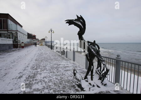 Swetlogorsk, Russland 18. Januar 2013 Menschen genießen Sie kalten Samstag Tag über die gefrorene Ostsee Mäntel in Swetlogorsk Resort, Oblast Kaliningrad, Russland-Credit: Michal Fludra/Alamy Live News Stockfoto