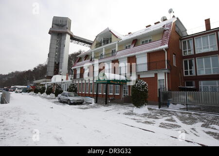 Swetlogorsk, Russland 18. Januar 2013 Menschen genießen Sie kalten Samstag Tag über die gefrorene Ostsee Mäntel in Swetlogorsk Resort, Oblast Kaliningrad, Russland-Credit: Michal Fludra/Alamy Live News Stockfoto